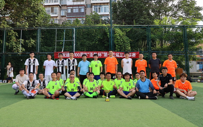 （網(wǎng)用）公司領(lǐng)導(dǎo)與前三名球隊合影.jpg